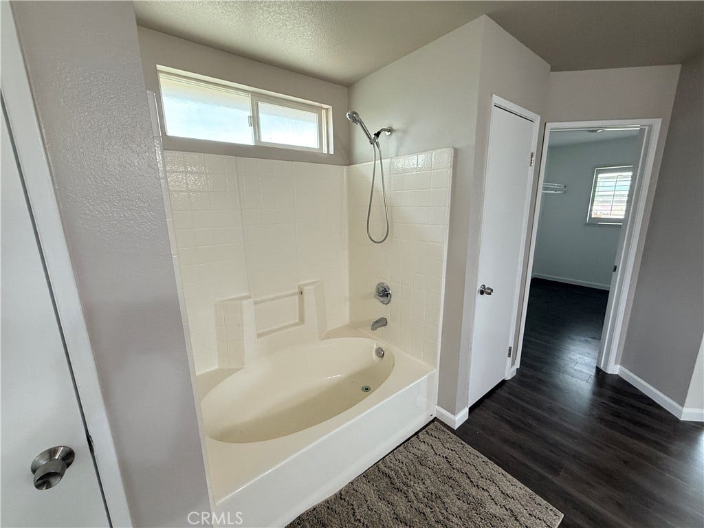 1752 E Ivesbrook, Lancaster, CA 93535