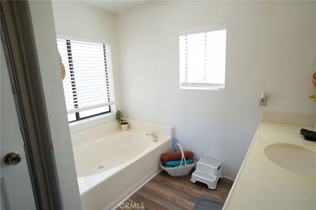 10960 Duxbury Road, Oak Hills, CA 92344