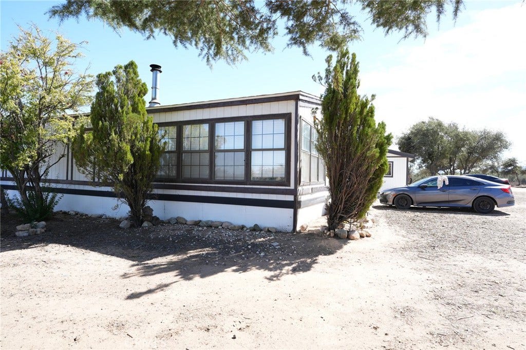 10960 Duxbury Road, Oak Hills, CA 92344