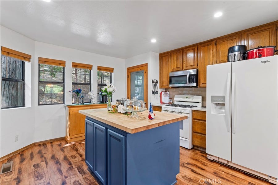 Property photo for 27528 Ashwood Lane, Lake Arrowhead, CA