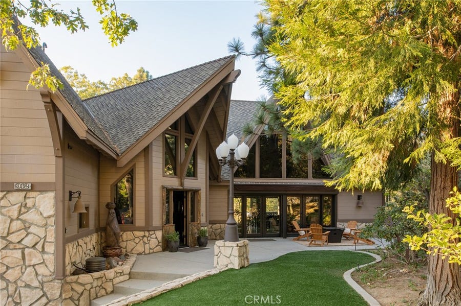 Property photo for 942 Lake Edge, Lake Arrowhead, CA