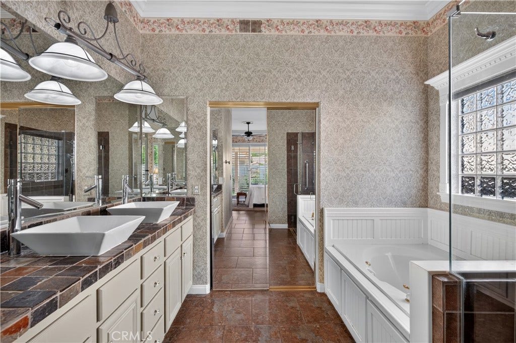 4979 Singing Hills, Banning, CA 92220 MASTER BATHROOM/ LAGRE WALK IN CLOSET
