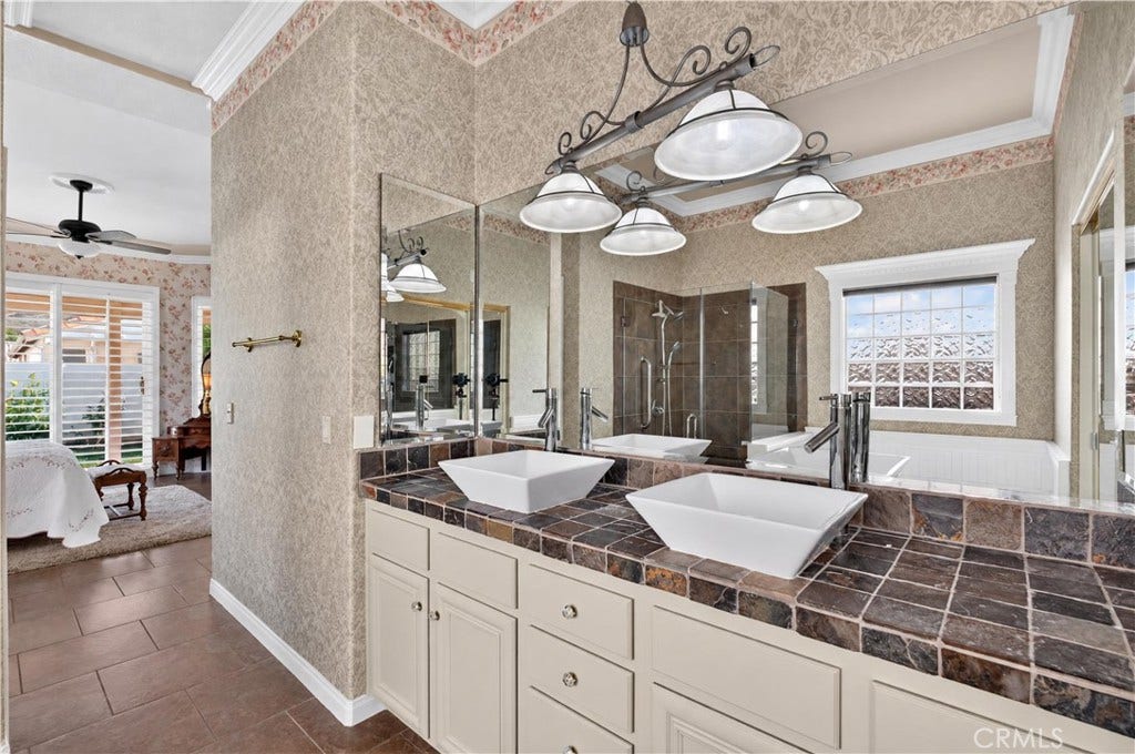 4979 Singing Hills, Banning, CA 92220 MASTER BATHROOM