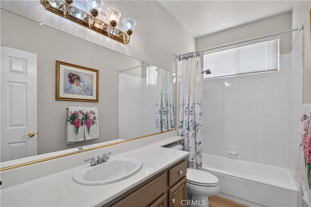 4979 Singing Hills, Banning, CA 92220 HALL BATH