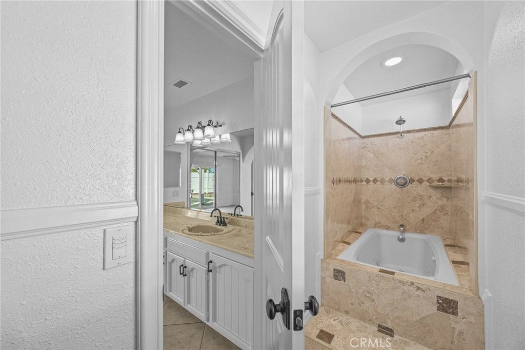 2777 Norco, Norco, CA 92860 Primary Bathroom Private Tub & Shower - 2777 Norco Drive