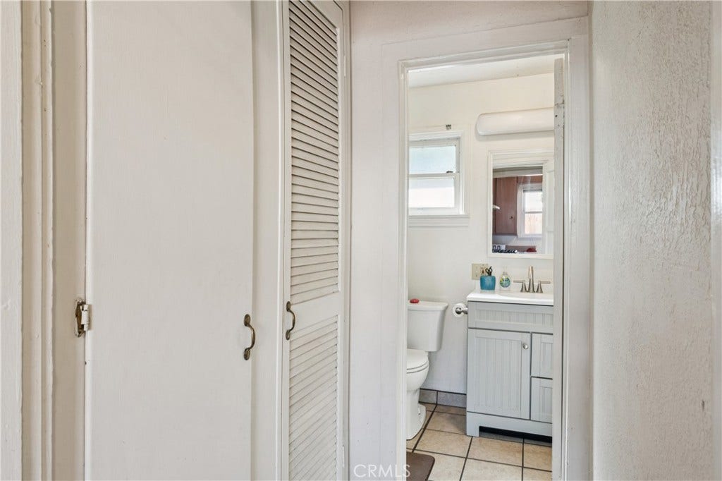 6925 Barton, San Bernardino, CA 92404 2926 Unit B-Bathroom