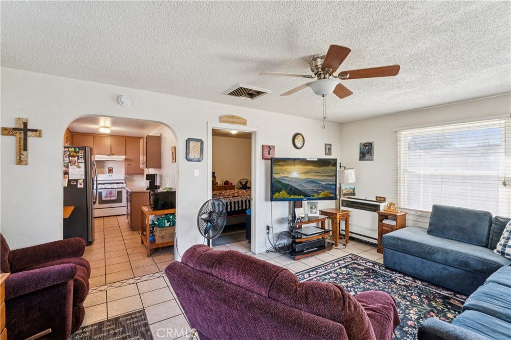 6925 Barton, San Bernardino, CA 92404 2926 Unit B-Livingroom