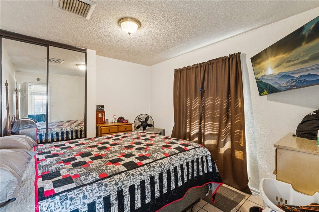 6925 Barton, San Bernardino, CA 92404 2926 Unit B-Bedroom