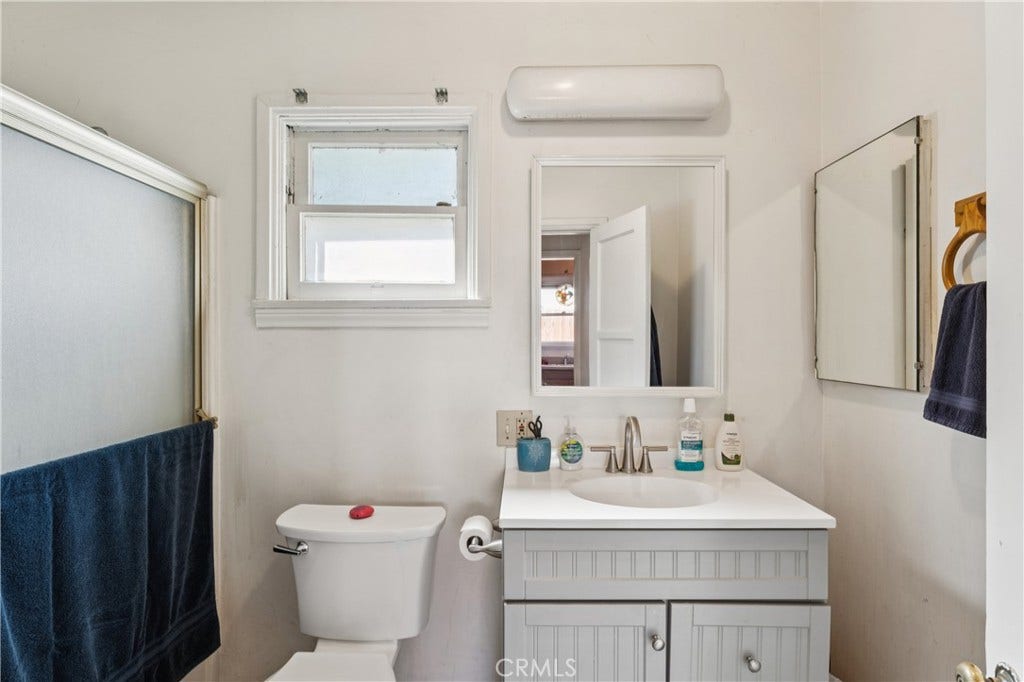 6925 Barton, San Bernardino, CA 92404 2926 Unit B-Bathroom
