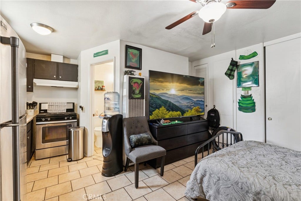 6925 Barton, San Bernardino, CA 92404 6926 Unit A/Studio/Kitchen