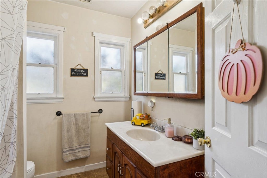 6925 Barton, San Bernardino, CA 92404 Main Unit 2925-Hall/Guest Bathroom