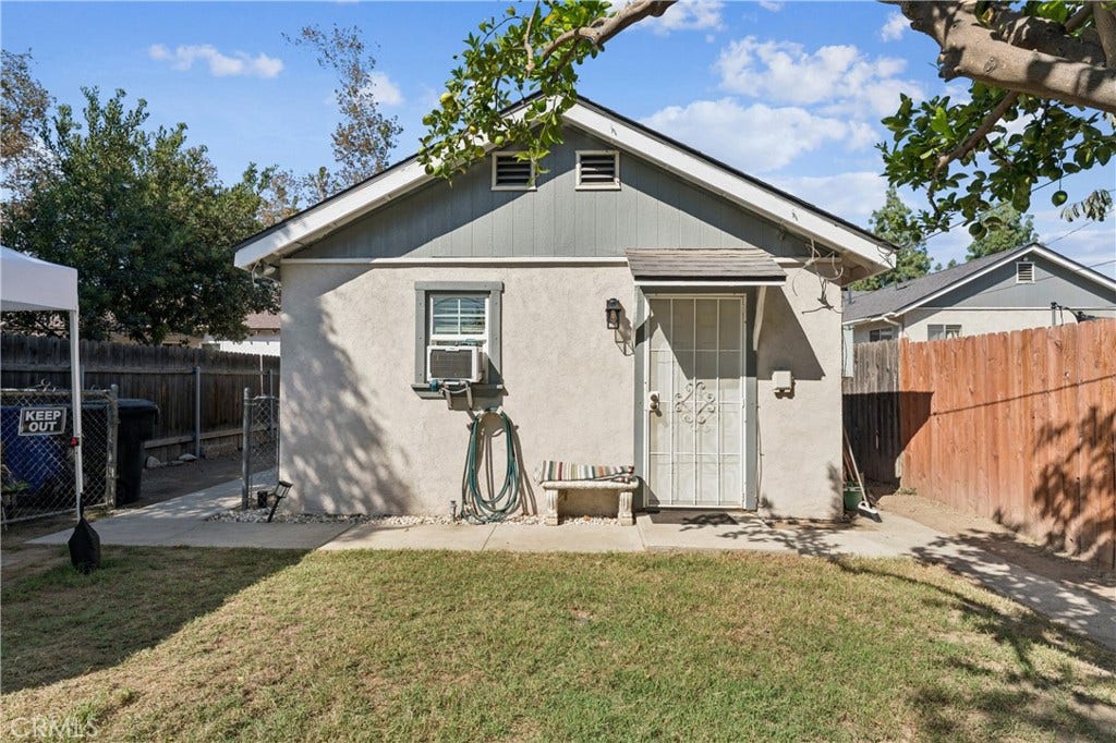 6925 Barton, San Bernardino, CA 92404 6926 Unit A/Studio-Entrance