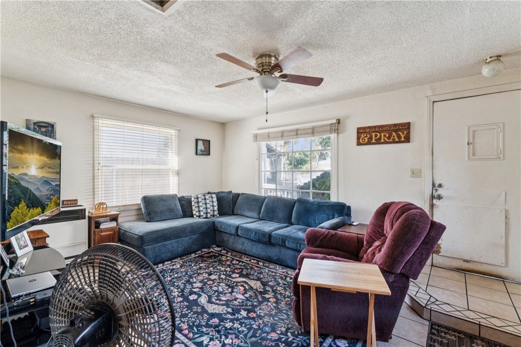 6925 Barton, San Bernardino, CA 92404 2926 Unit B-Livingroom