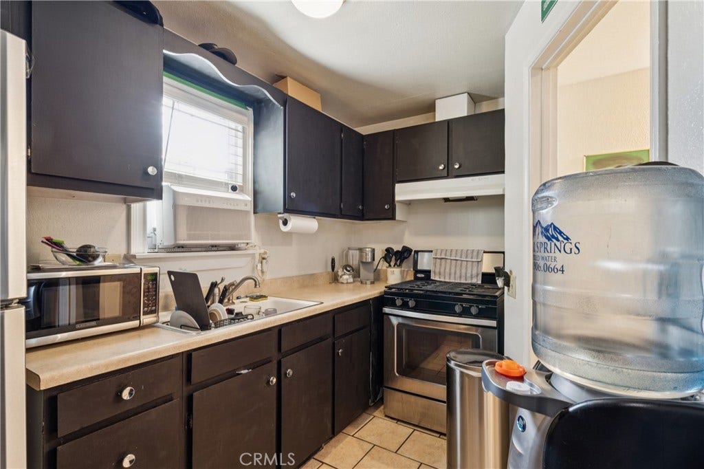 6925 Barton, San Bernardino, CA 92404 6926 Unit A/Studio-Kitchen