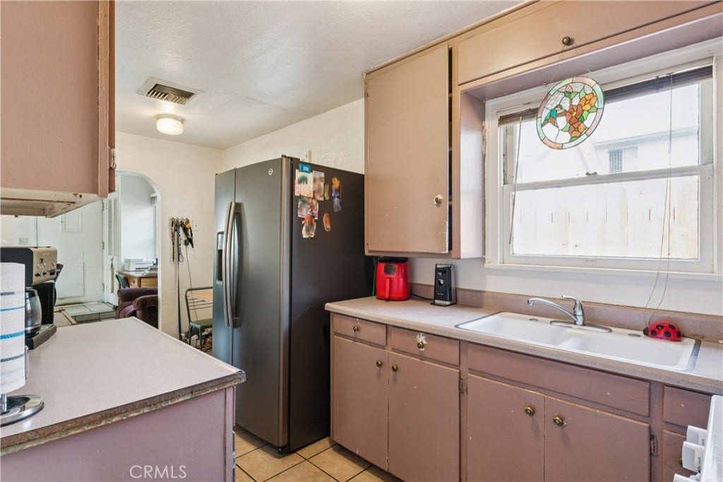 6925 Barton, San Bernardino, CA 92404 2926 Unit B-Kitchen