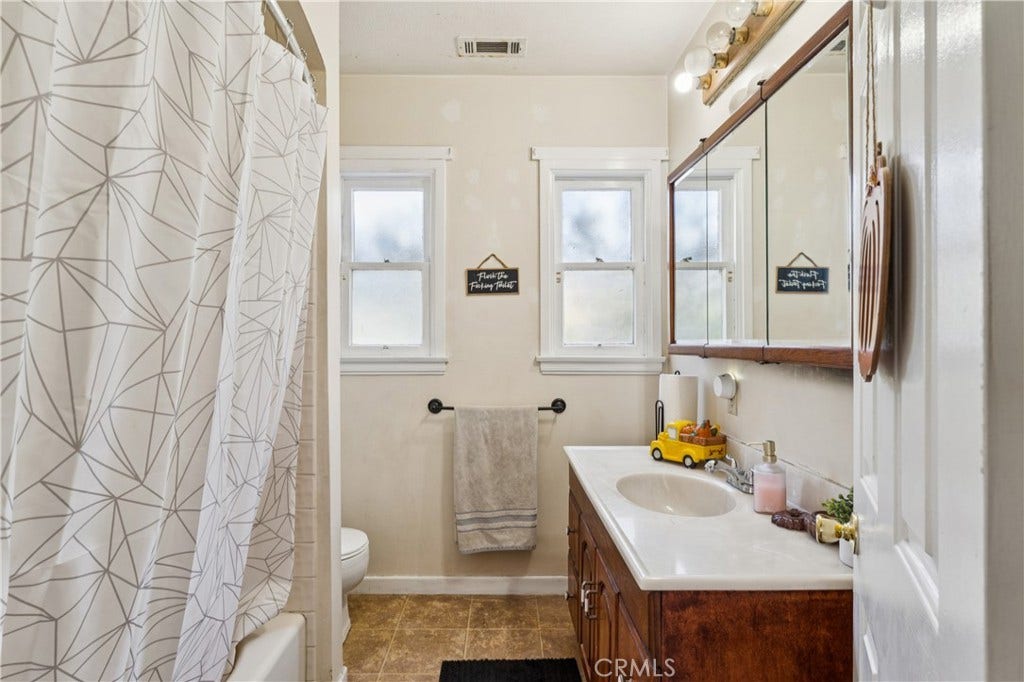 6925 Barton, San Bernardino, CA 92404 Main Unit 2925-Hall/Guest Bathroom
