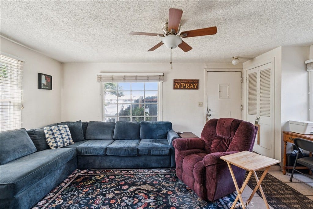 6925 Barton, San Bernardino, CA 92404 2926 Unit B-Livingroom