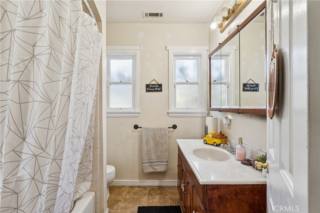 6925 Barton, San Bernardino, CA 92404 Main Unit 2925-Hall/Guest Bathroom