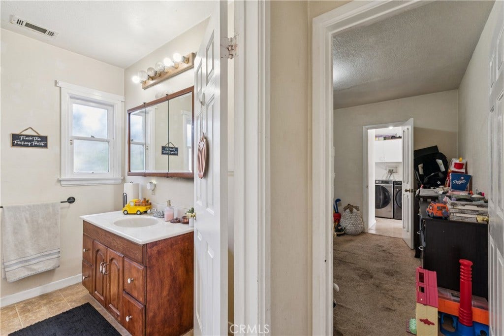 6925 Barton, San Bernardino, CA 92404 Main Unit 2925-Hall/Guest Bathroom