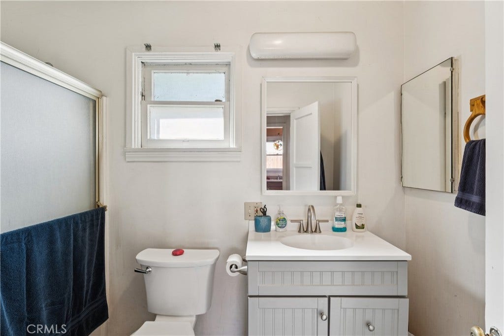 6925 Barton, San Bernardino, CA 92404 2926 Unit B-Bathroom