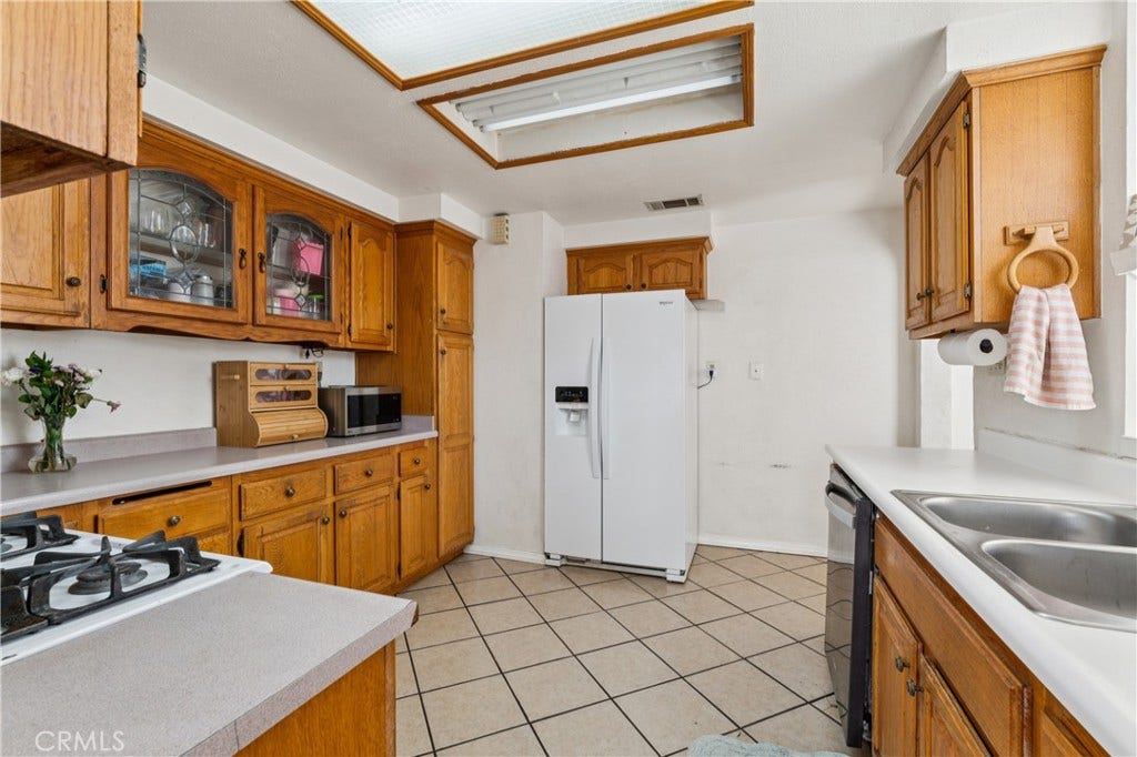 6925 Barton, San Bernardino, CA 92404 Main Unit 2925-Kitchen