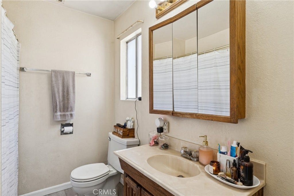 6925 Barton, San Bernardino, CA 92404 Main Unit 2925-Primary Bathroom