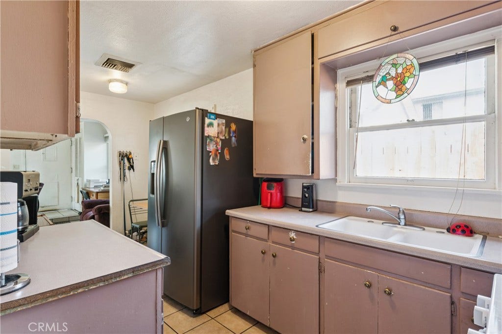 6925 Barton, San Bernardino, CA 92404 2926 Unit B-Kitchen
