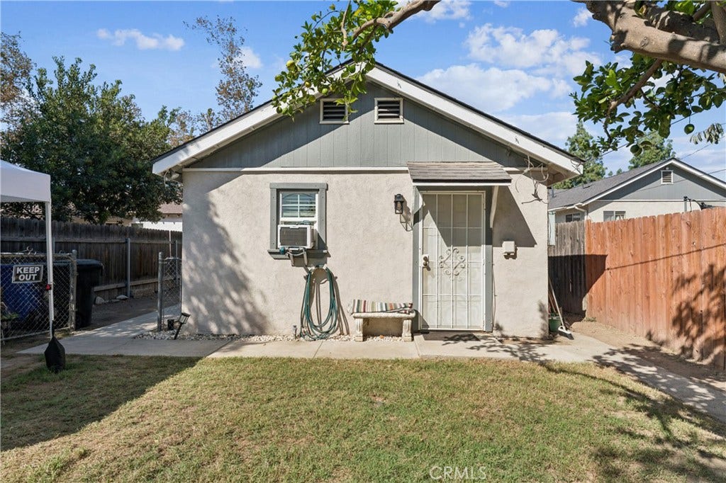6925 Barton, San Bernardino, CA 92404 6926 Unit A/Studio-Entrance