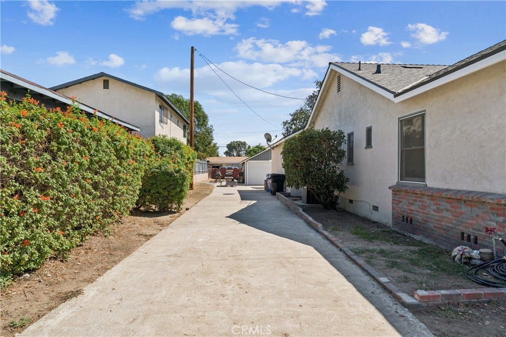 6925 Barton, San Bernardino, CA 92404 6925 Main House Driveway
