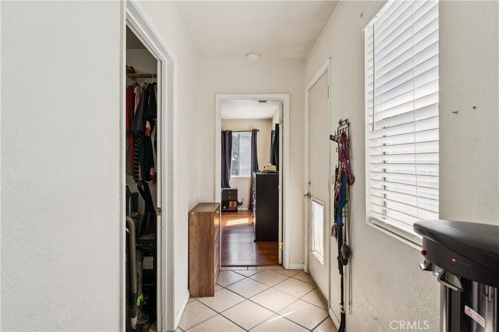 6925 Barton, San Bernardino, CA 92404 Main Unit 2925-Hallway
