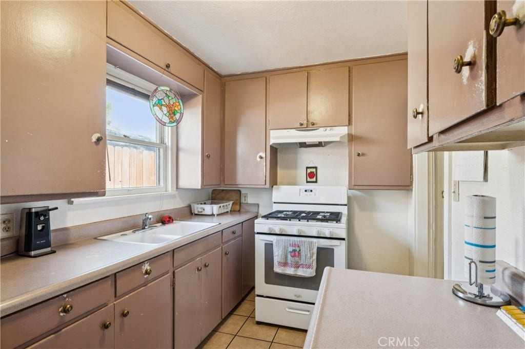 6925 Barton, San Bernardino, CA 92404 2926 Unit B-Kitchen