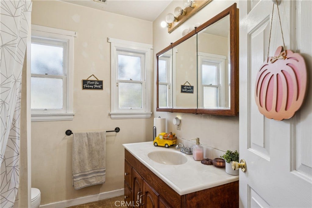 6925 Barton, San Bernardino, CA 92404 Main Unit 2925-Hall/Guest Bathroom