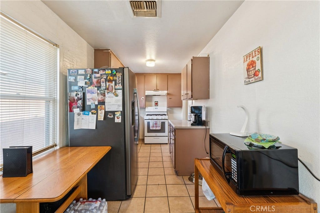 6925 Barton, San Bernardino, CA 92404 2926 Unit B-Kitchen/Dining
