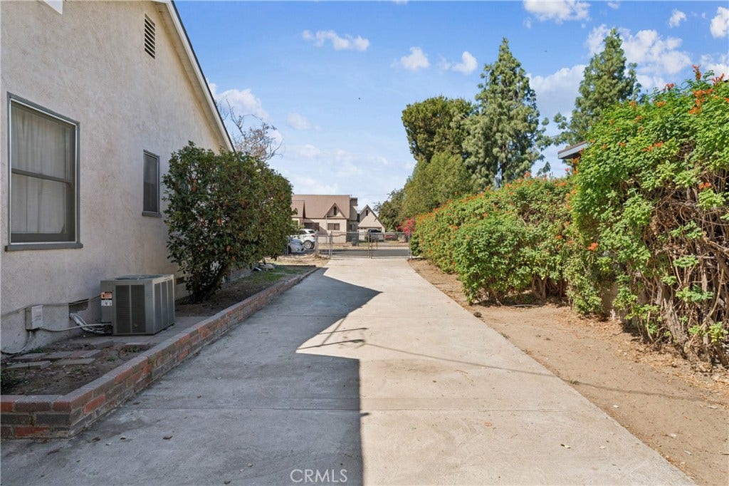 6925 Barton, San Bernardino, CA 92404 6925 Main House Driveway