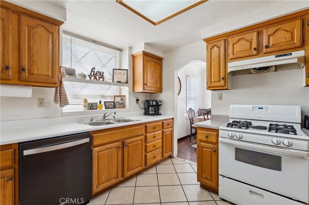 6925 Barton, San Bernardino, CA 92404 Main Unit 2925-Kitchen