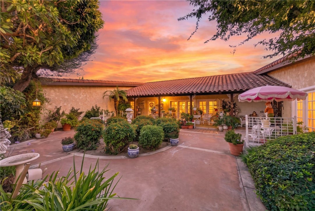 1100 Via Vallarta, Riverside, CA 92506 Private Courtyard for entertaining