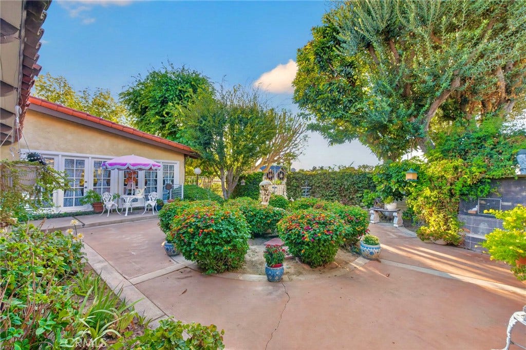 1100 Via Vallarta, Riverside, CA 92506 Breathtaking Private Courtyard