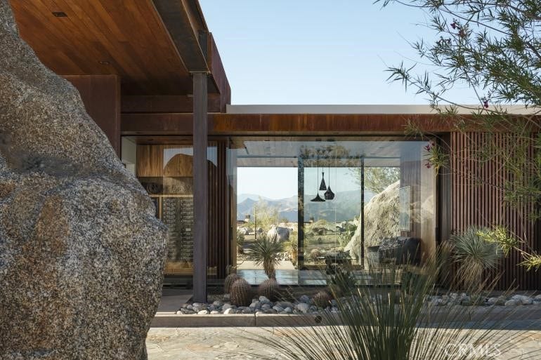 2065 Vista Palizada, Palm Springs, CA 92262 Reception Gate and Mail Room