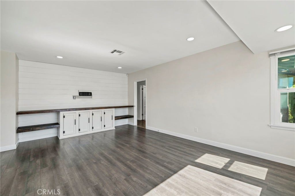 272 E 35th, San Bernardino, CA 92404 Entryway Interior 1