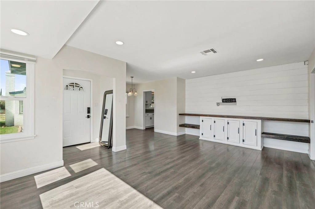 272 E 35th, San Bernardino, CA 92404 Entryway Interior 2