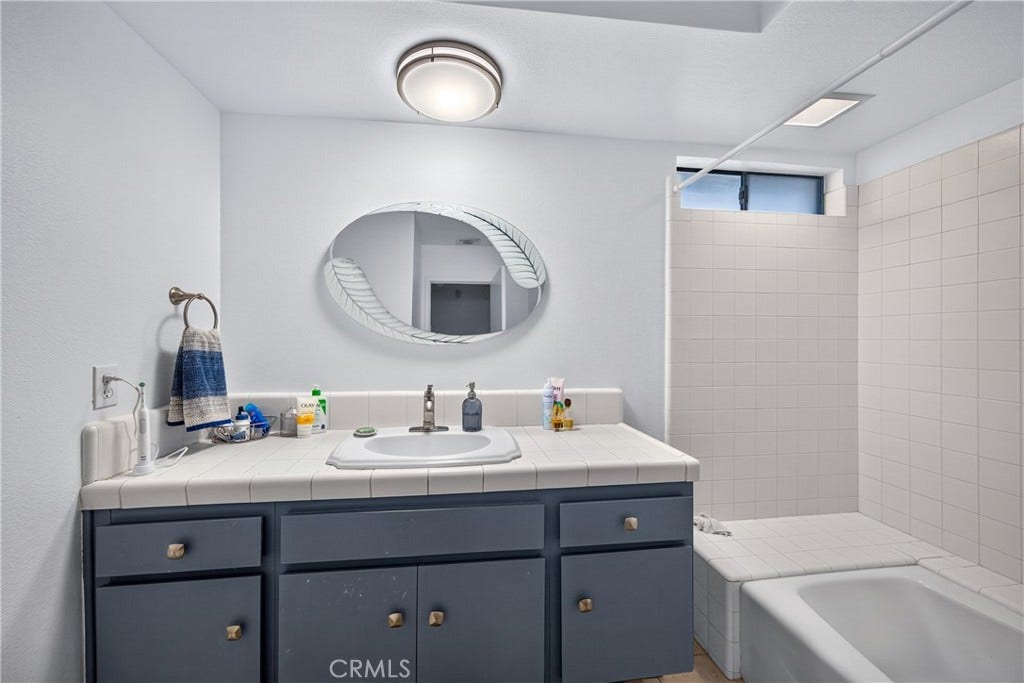 1457 Bella Vista Crest, Redlands, CA 92373 GUEST BATH