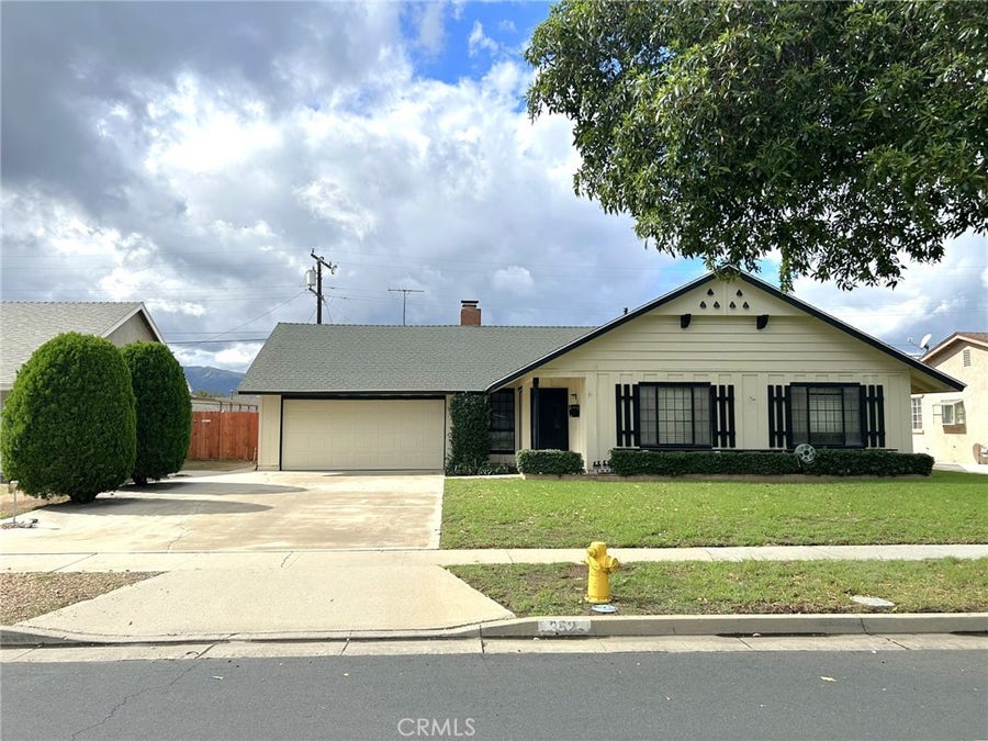 Property photo for 352 Gilmore Dr, Corona, CA