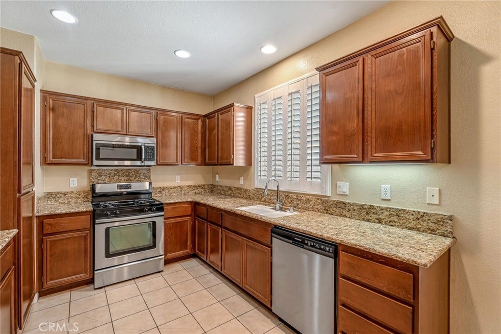 14968 Onyx Road, Victorville, CA 92394 Ready for the Chef!!