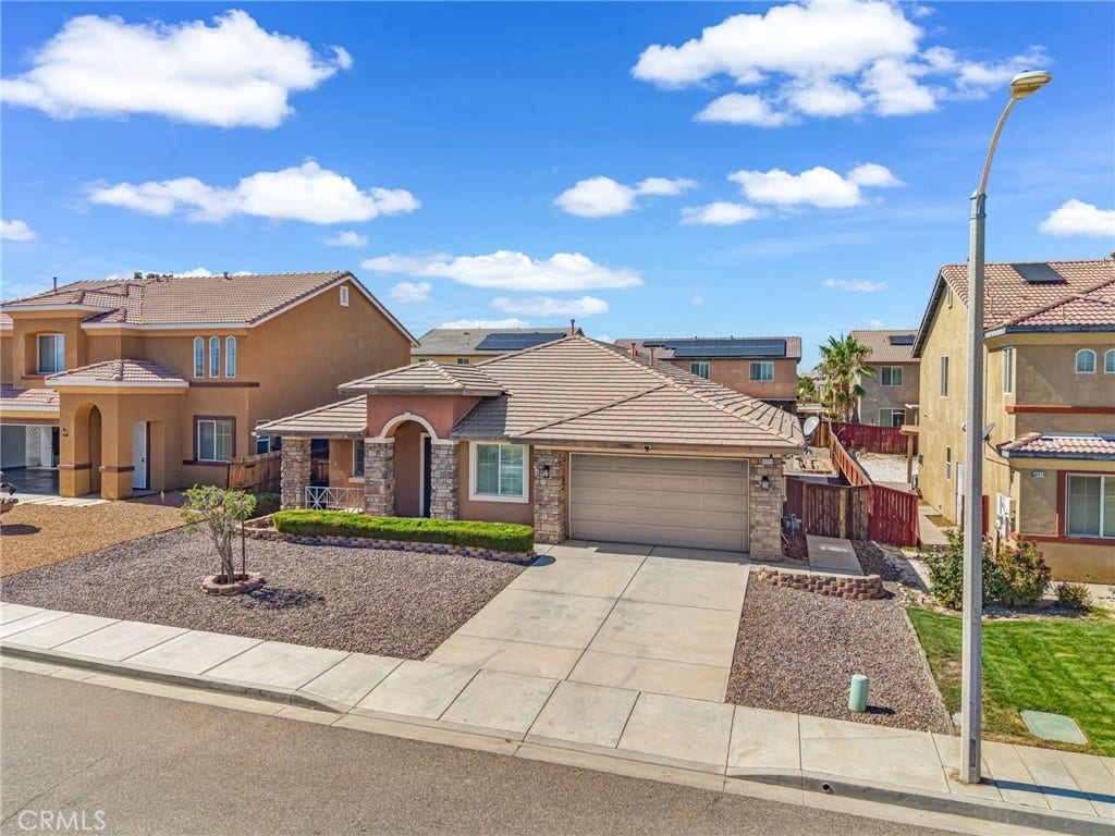 14968 Onyx Road, Victorville, CA 92394 Home for the Holidays!!