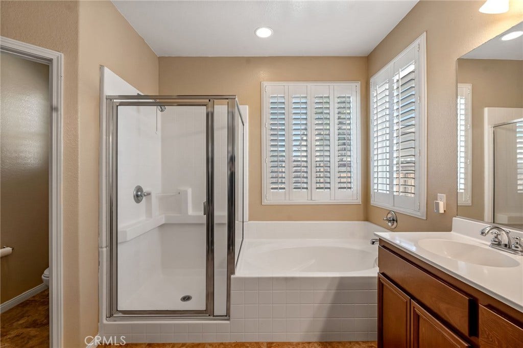 14968 Onyx Road, Victorville, CA 92394 Separate Tub, Shower and Private Water Closet!