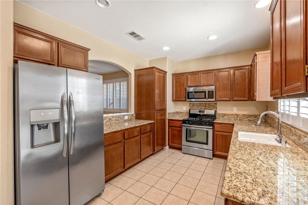 14968 Onyx Road, Victorville, CA 92394 Upgraded Kitchen with granite countertops!