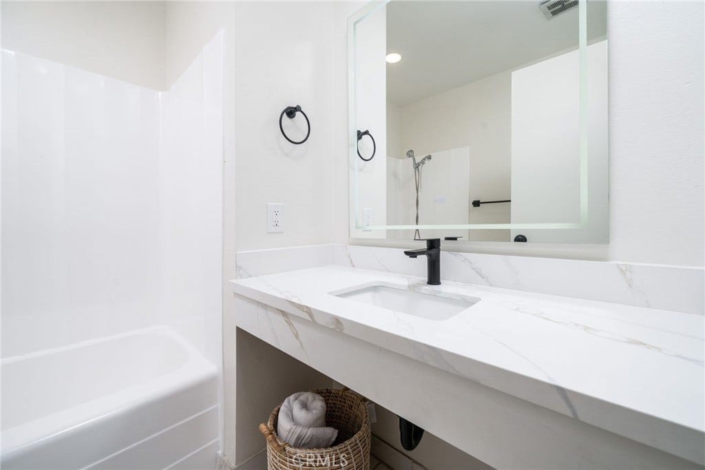 212 N Acacia Avenue, Rialto, CA 92376 212 N Acacia Avenue, Rialto, CA 92376