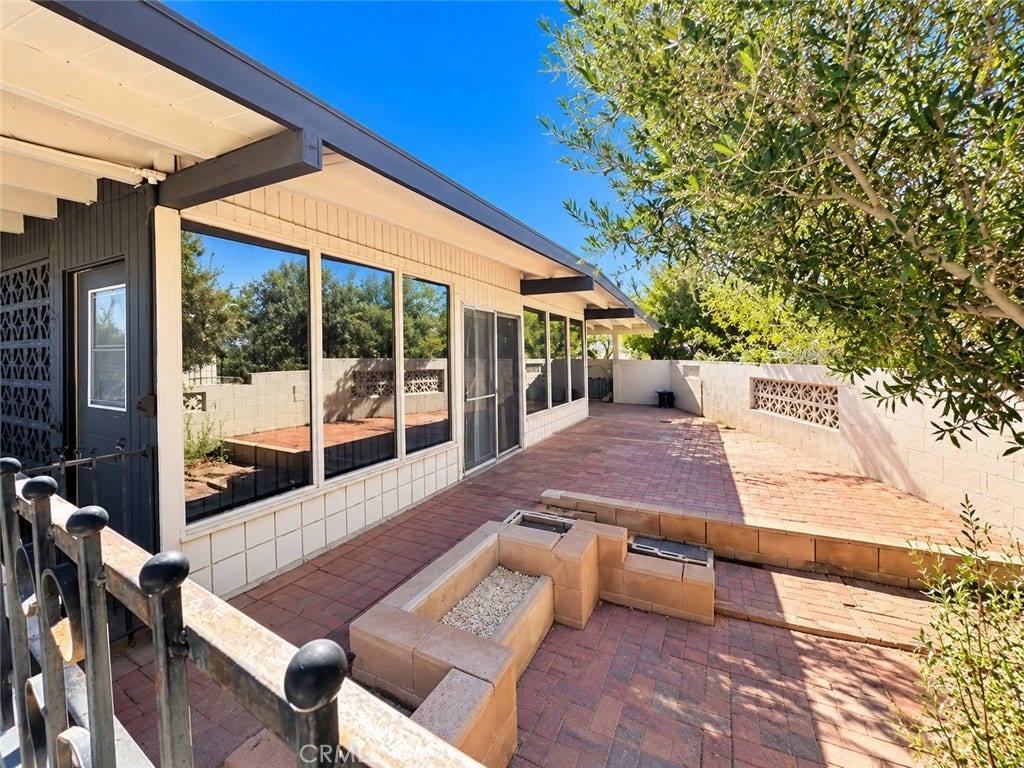 56481 Anaconda, Yucca Valley, CA 92284 Outside entertaining area