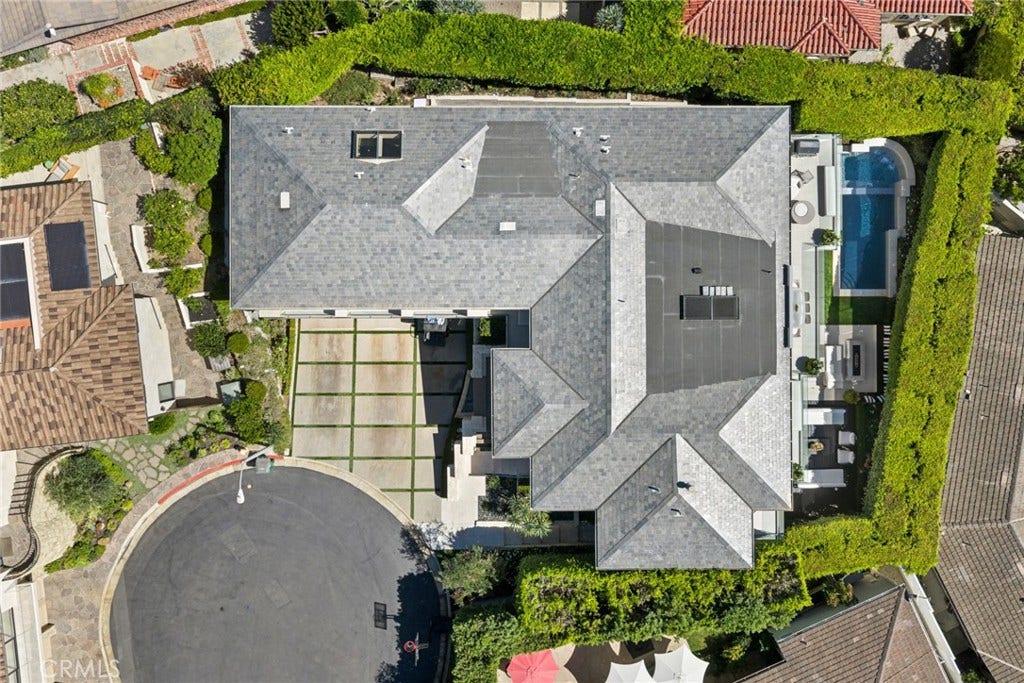 Six bedrooms, each with an en-suite bathroom provide exceptional privacy and flexibility.