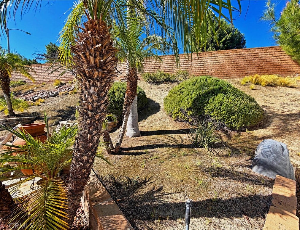 2400 Pepperwood, Corona, CA 92882 Established tropical landscaping and open yard areas create a private, inviting setting around the pool and patio.